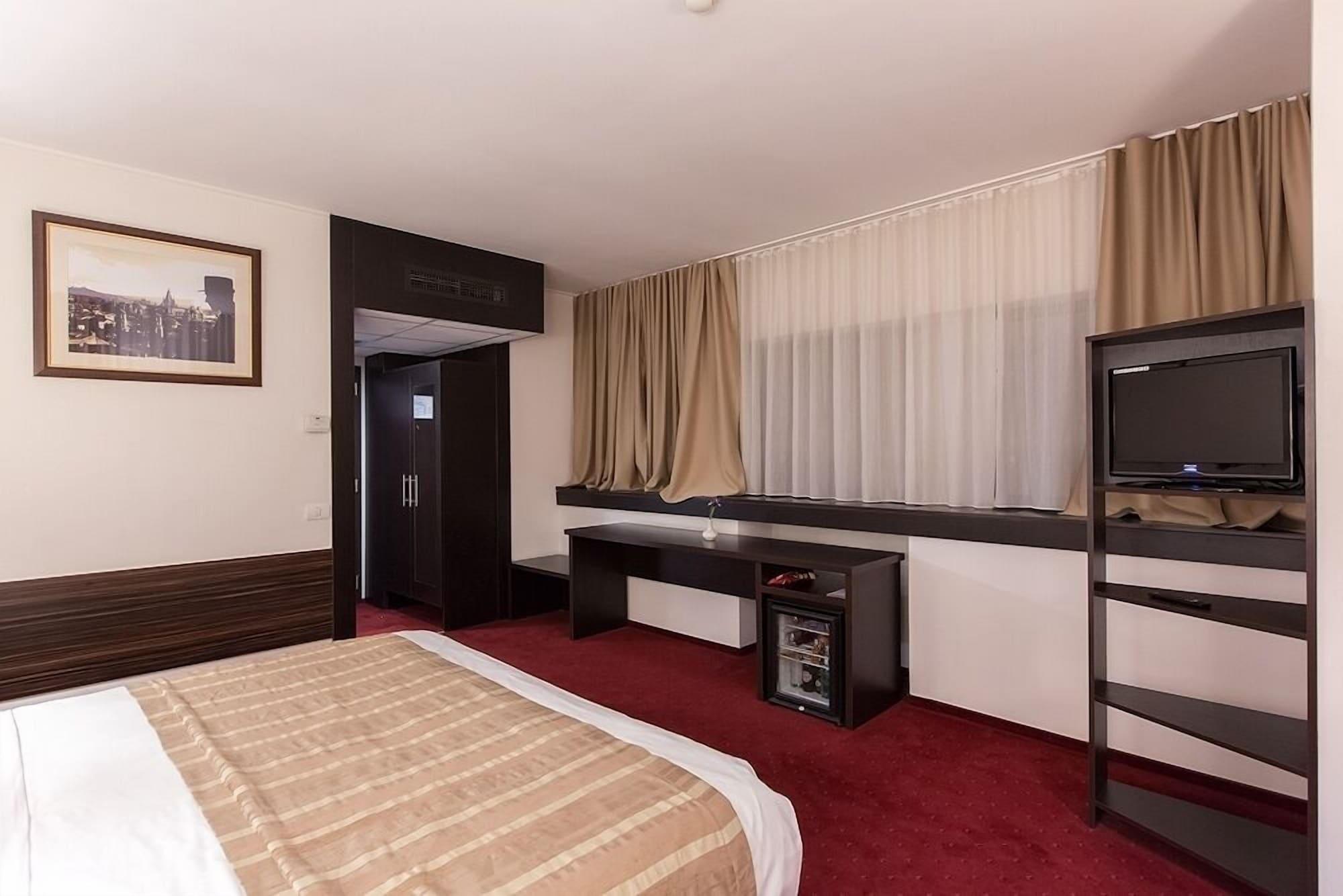 Ramada Iasi City Center Buitenkant foto