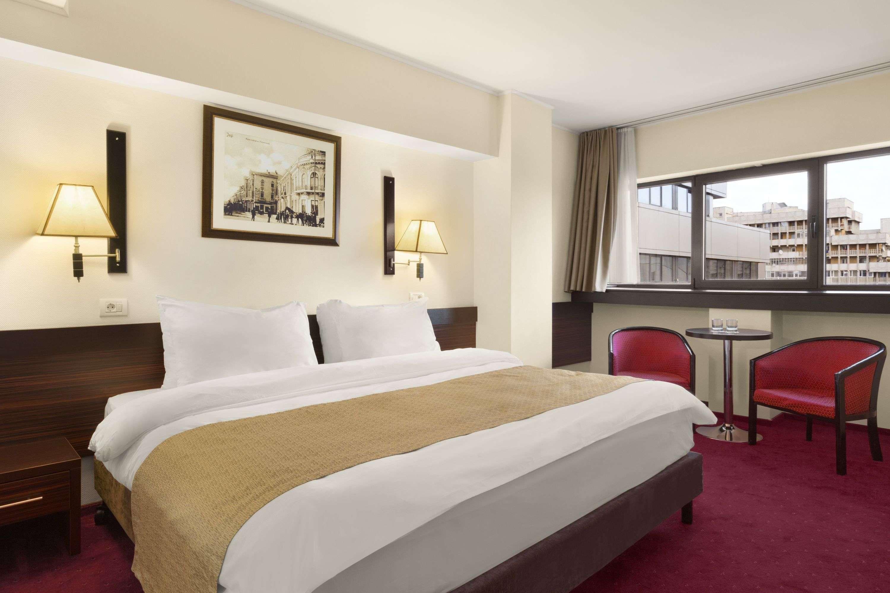 Ramada Iasi City Center Buitenkant foto