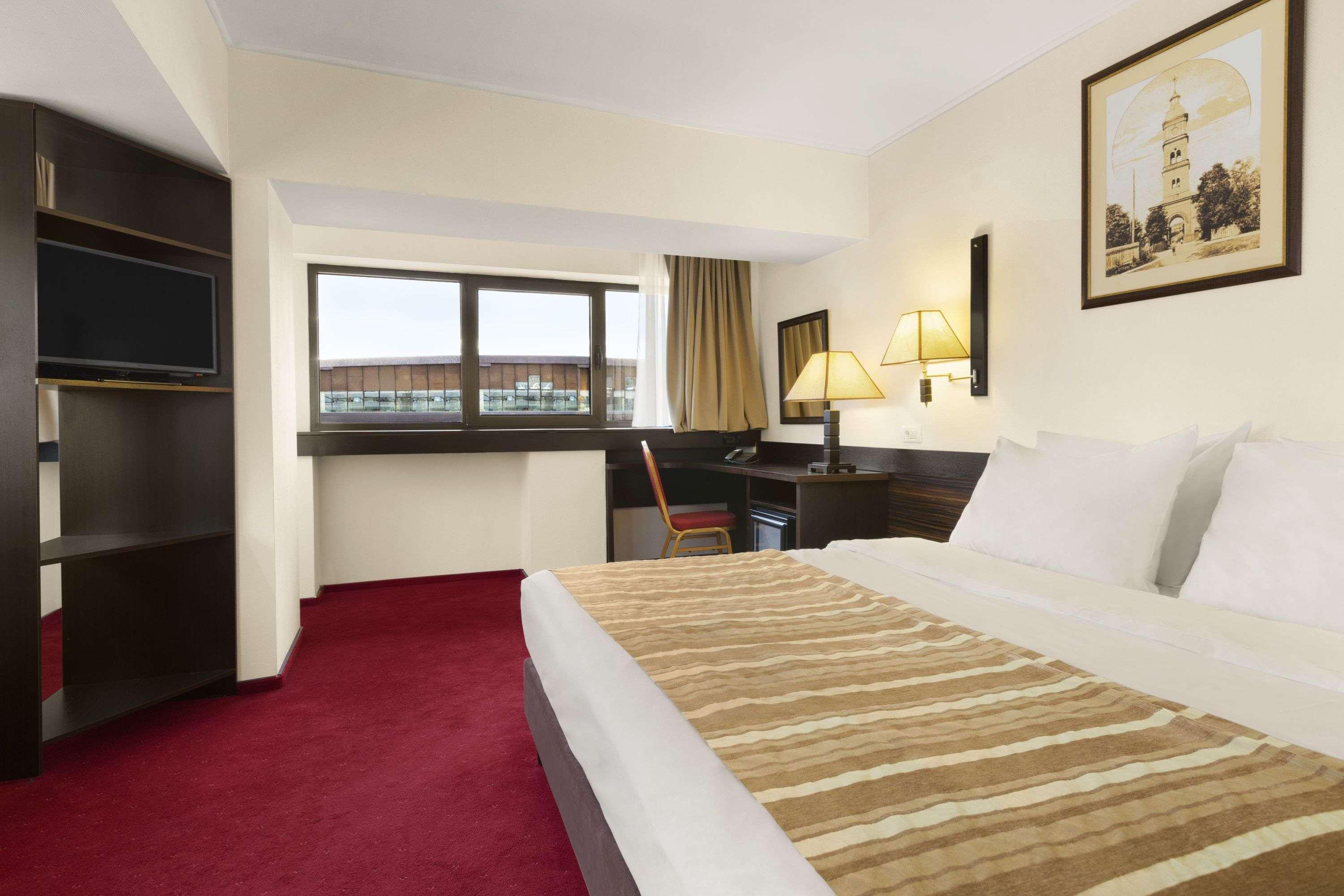Ramada Iasi City Center Buitenkant foto