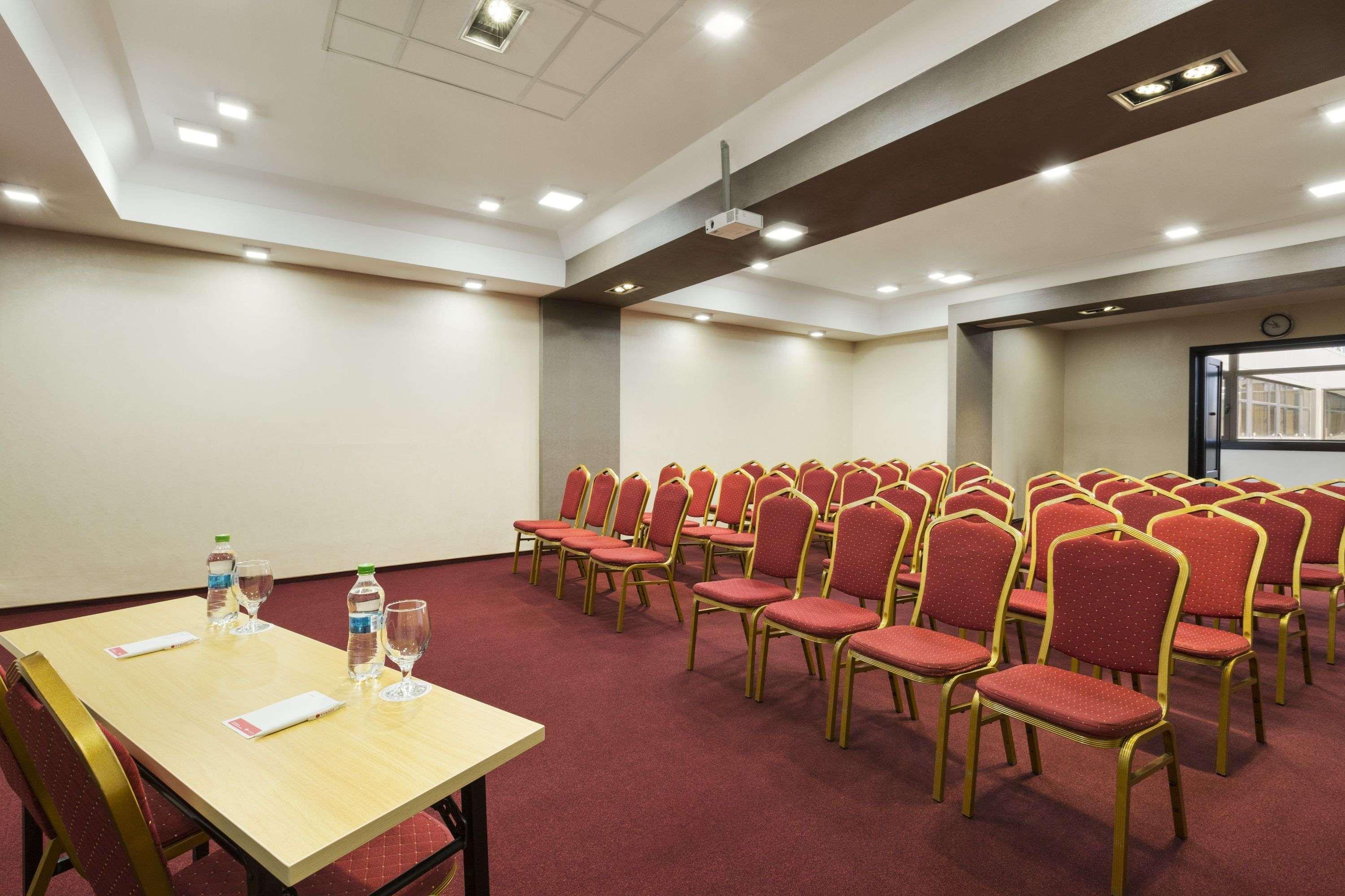Ramada Iasi City Center Buitenkant foto