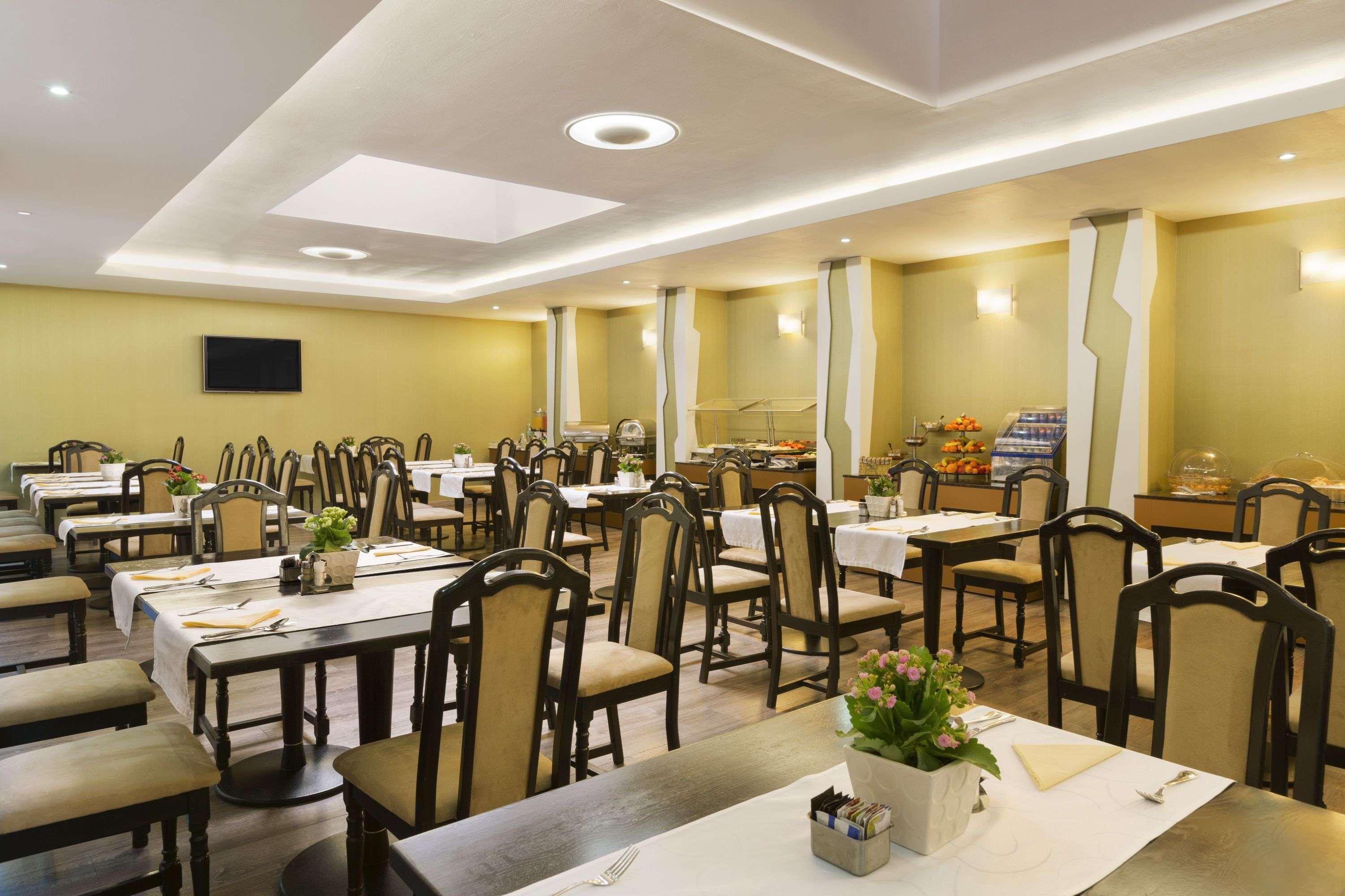 Ramada Iasi City Center Buitenkant foto