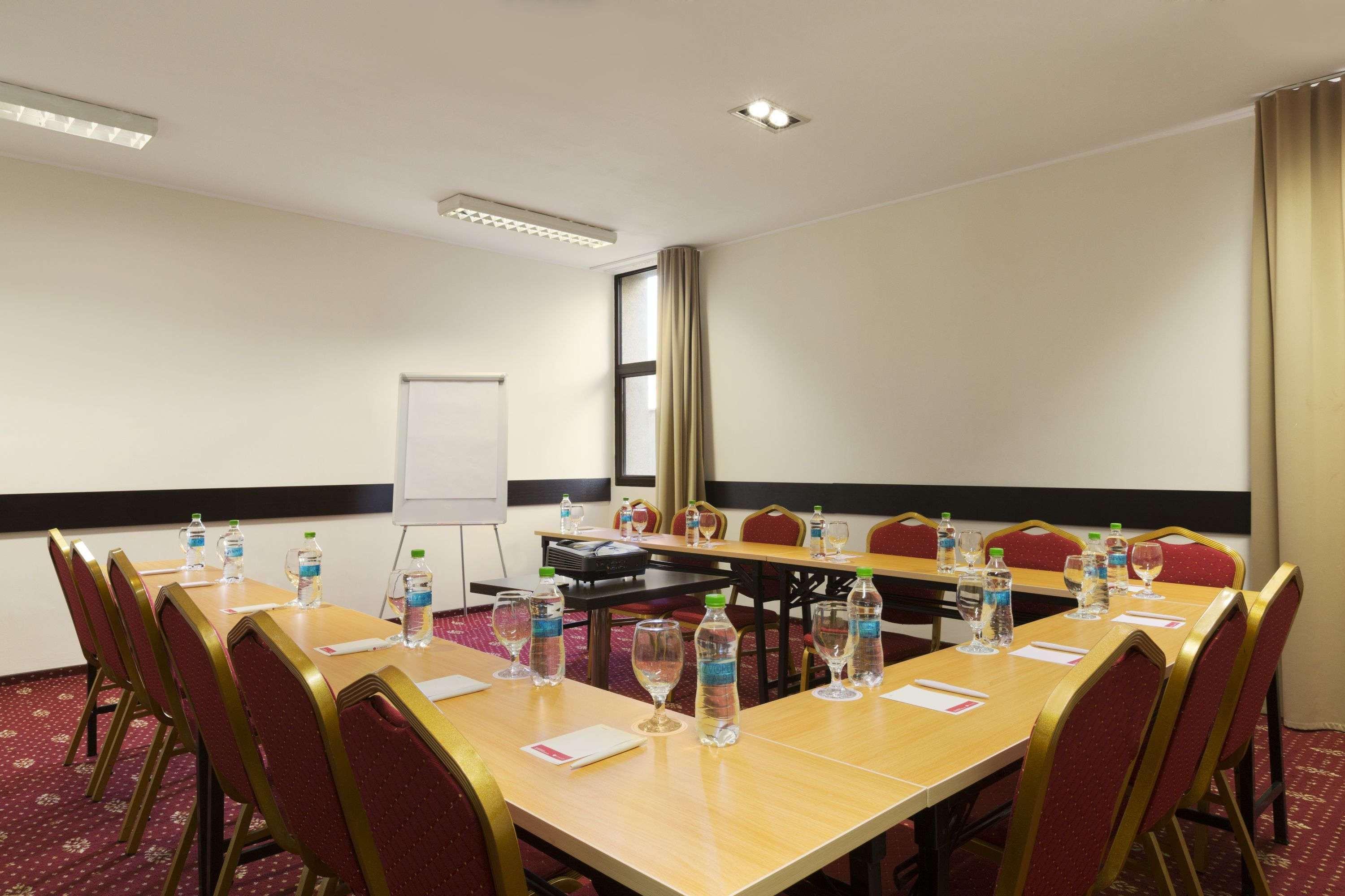 Ramada Iasi City Center Buitenkant foto