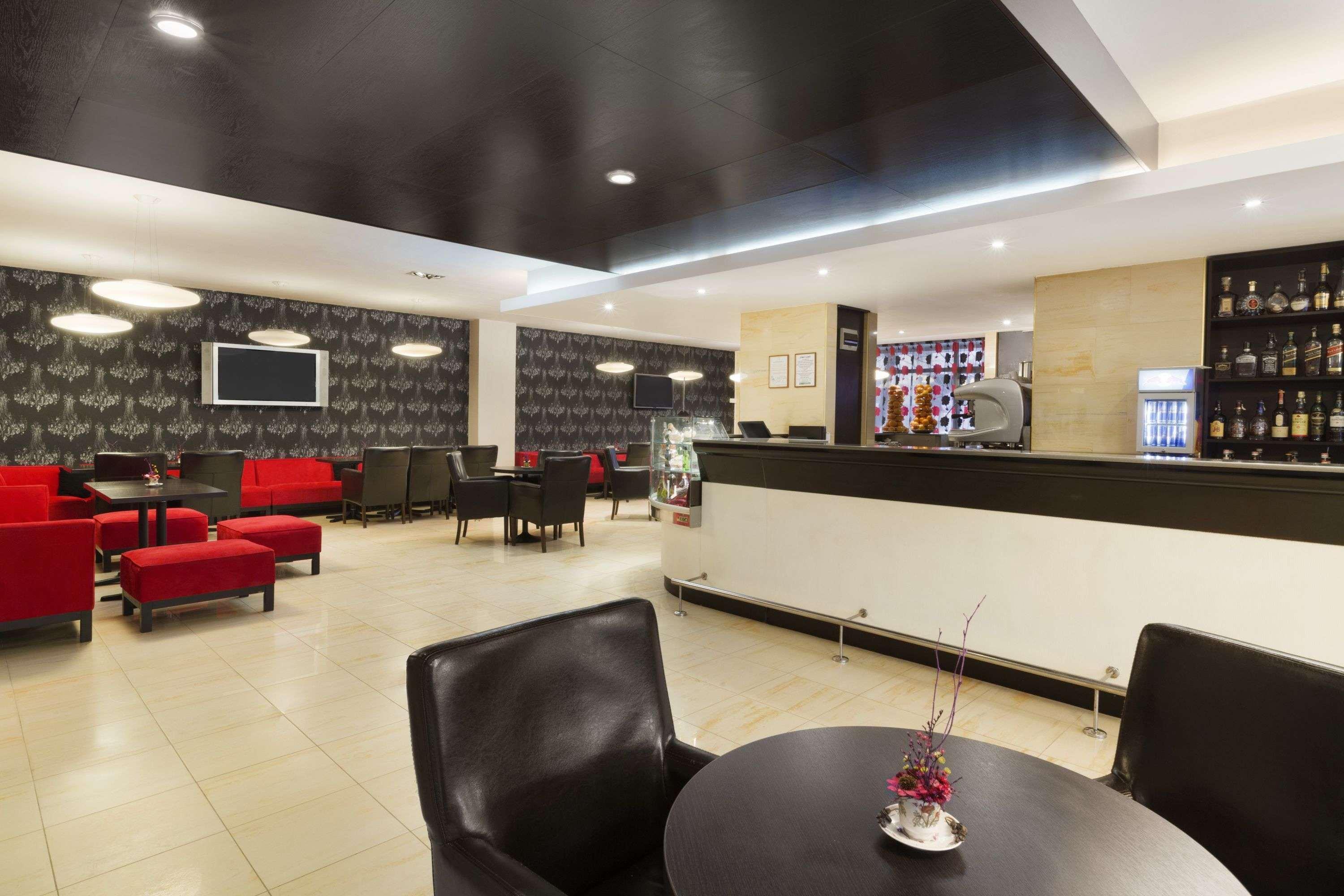 Ramada Iasi City Center Buitenkant foto