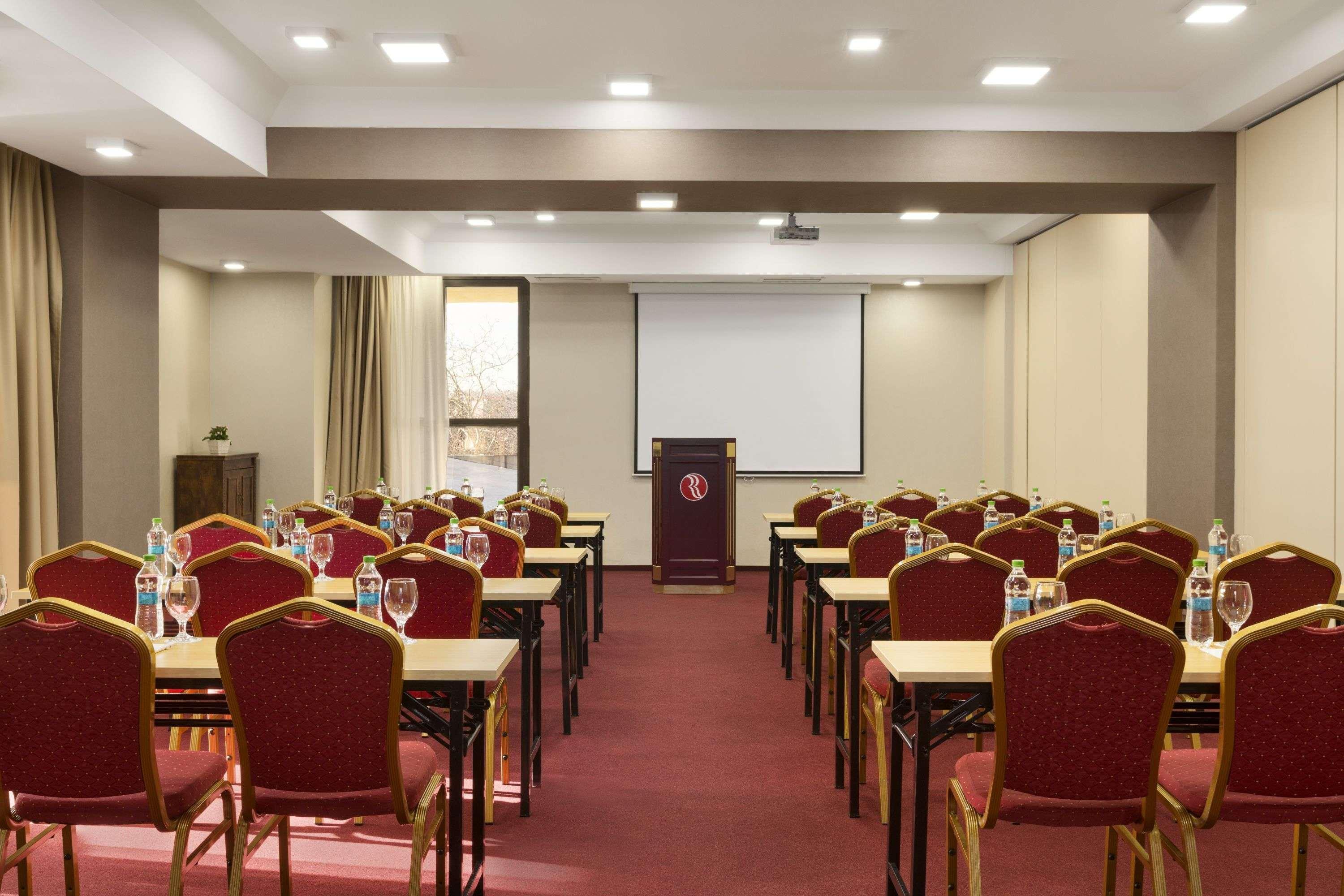 Ramada Iasi City Center Buitenkant foto