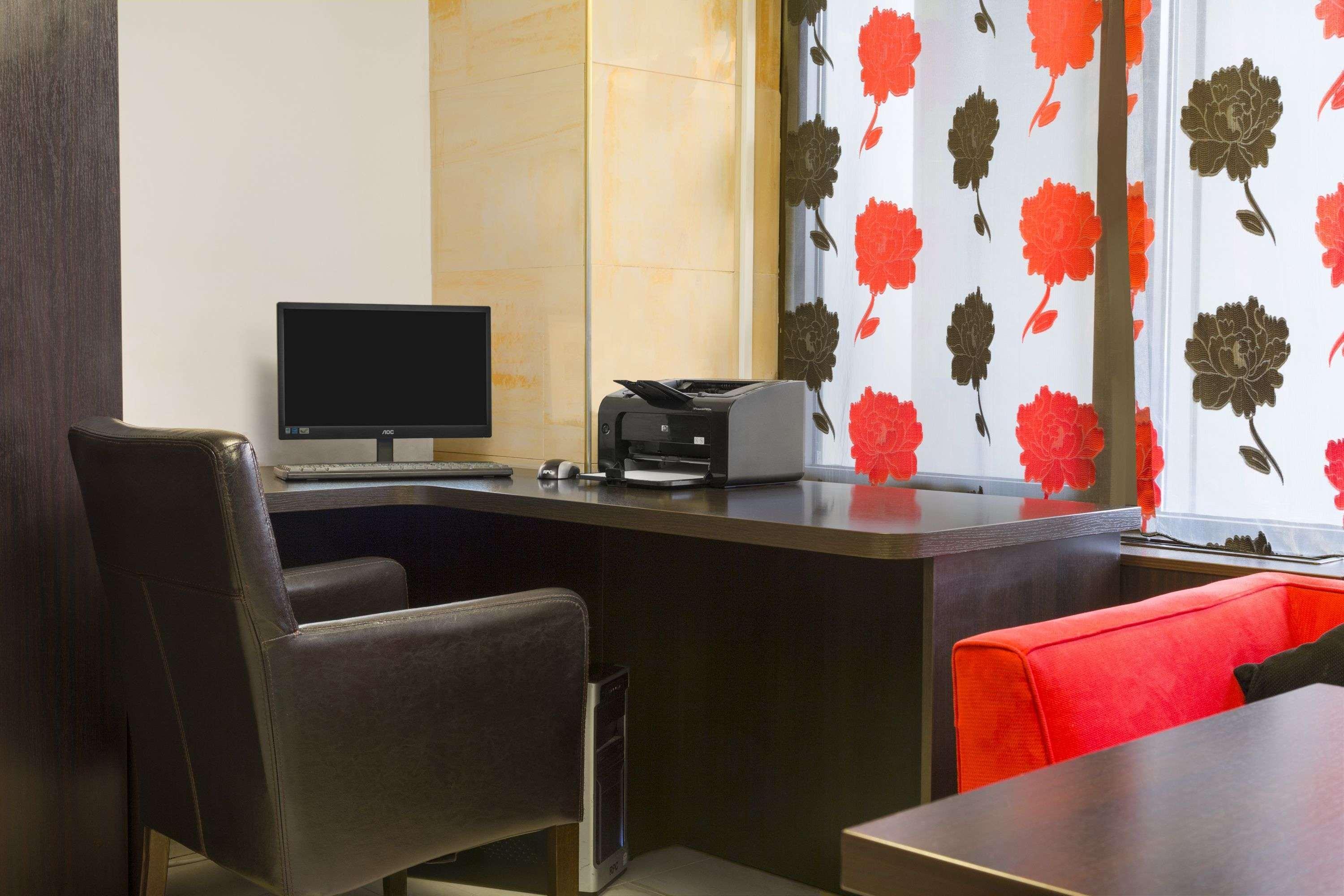 Ramada Iasi City Center Buitenkant foto
