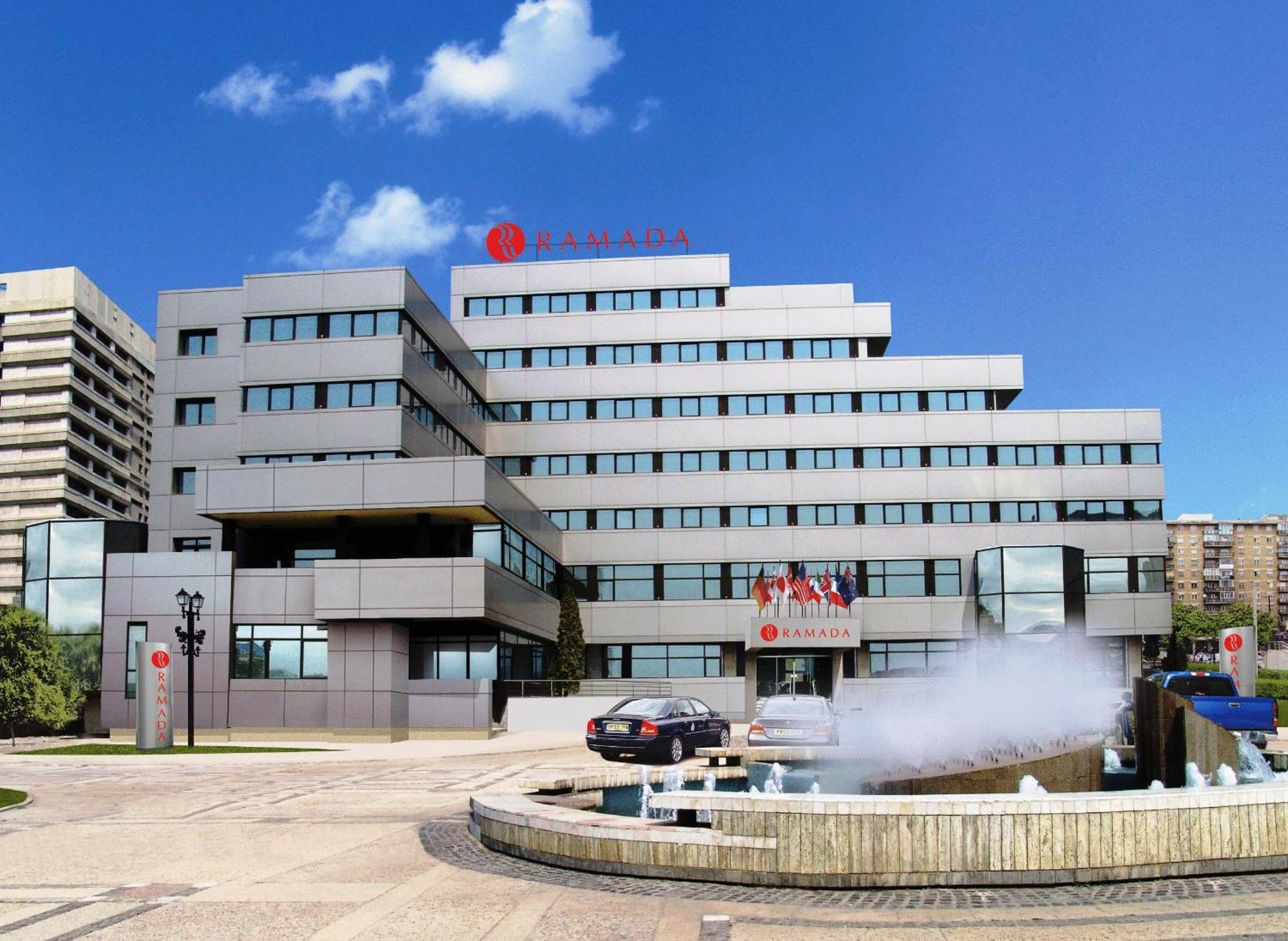 Ramada Iasi City Center Buitenkant foto