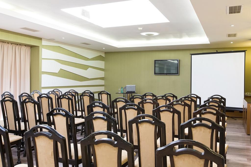 Ramada Iasi City Center Buitenkant foto