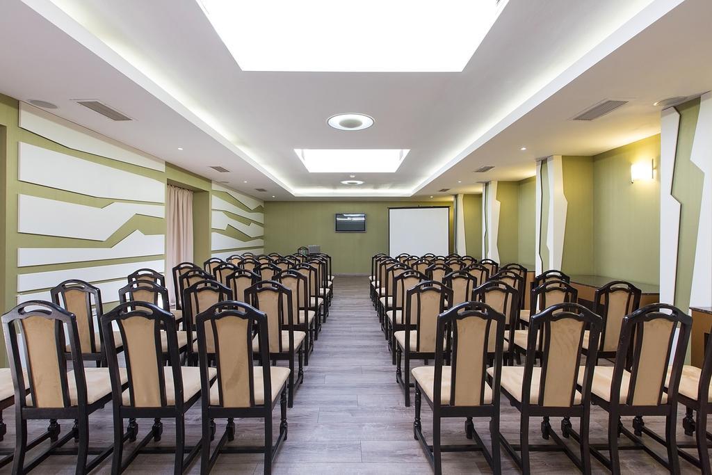 Ramada Iasi City Center Buitenkant foto