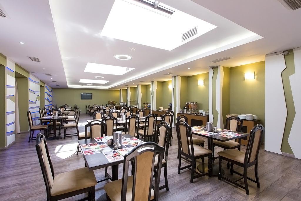 Ramada Iasi City Center Buitenkant foto