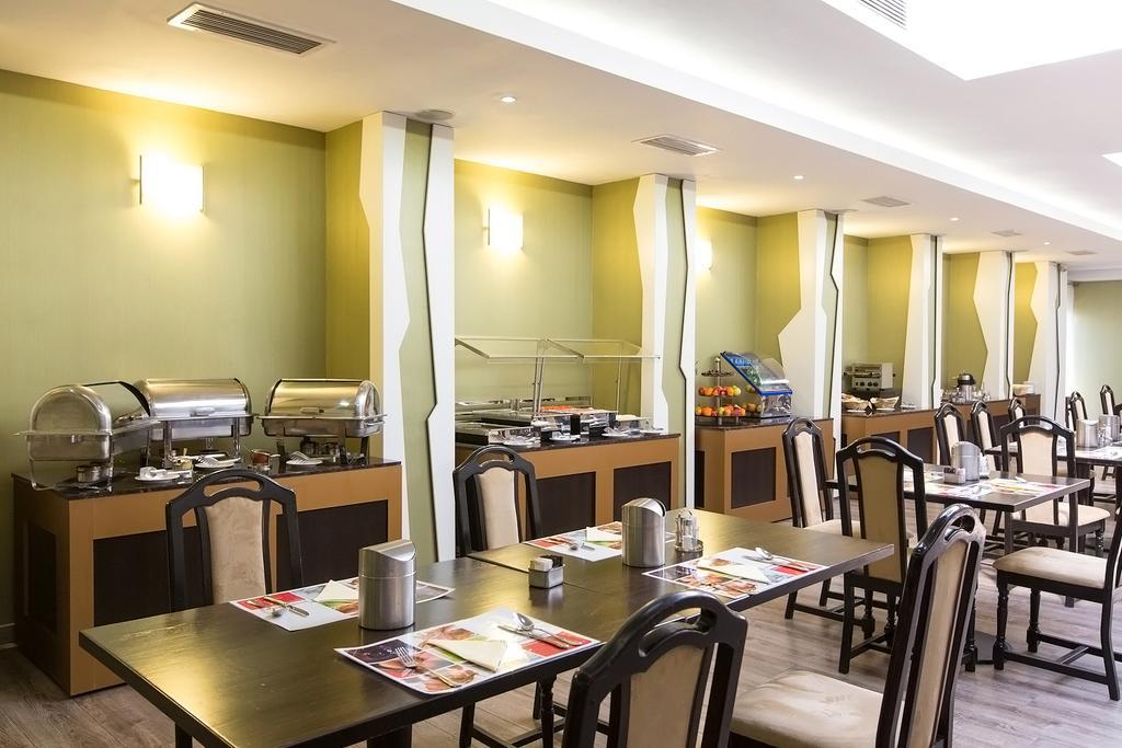 Ramada Iasi City Center Buitenkant foto