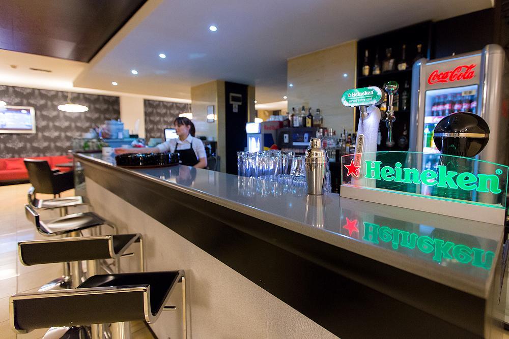 Ramada Iasi City Center Buitenkant foto